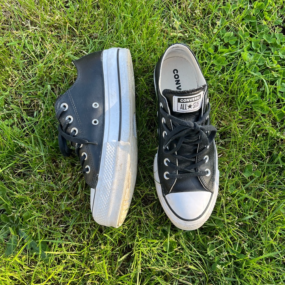 Chuck Taylor All Star Lift Platform leather. Size 6 in men/8 in womans